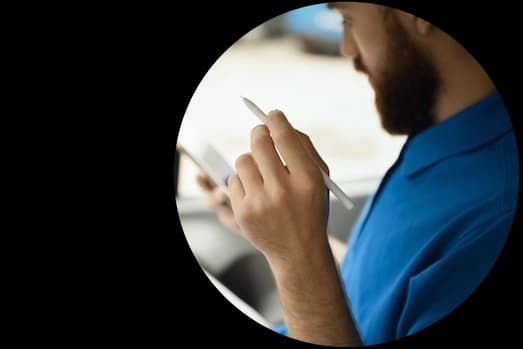 Motorista anotando informações