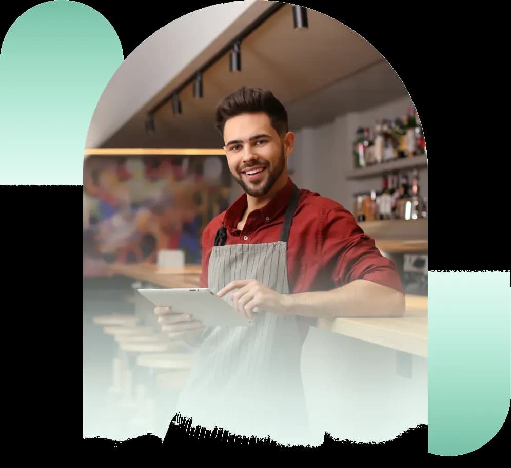 Funcionária fazendo atendimento de clientes no restaurante