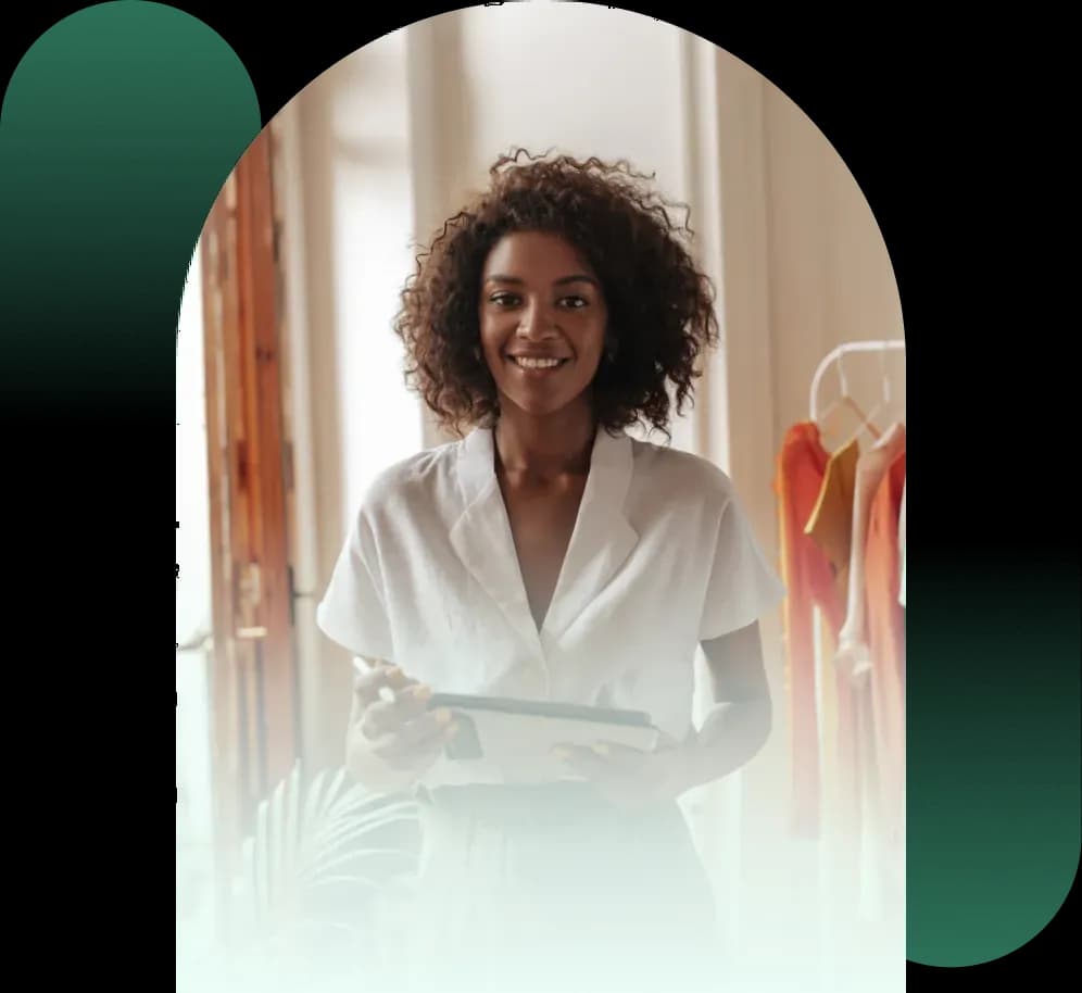 Funcionário e cliente em uma loja de roupas