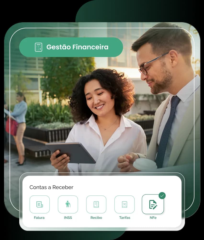 Funcionária realizando a gestão financeira pela EGS