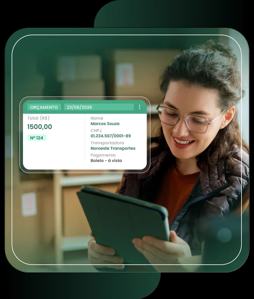 Funcionária acessando o módulo de Gestão de Compras do sistema