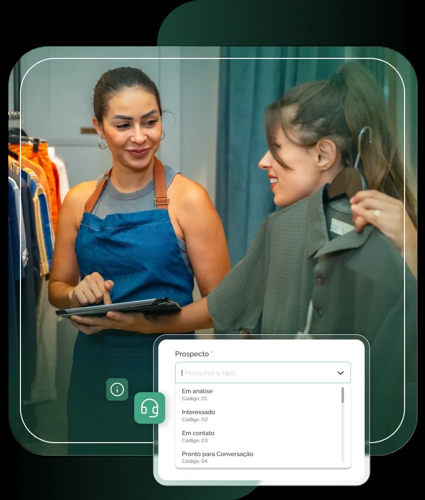 Funcionários felizes ao usar a funcionalidade de CRM para gerenciar seus clientes