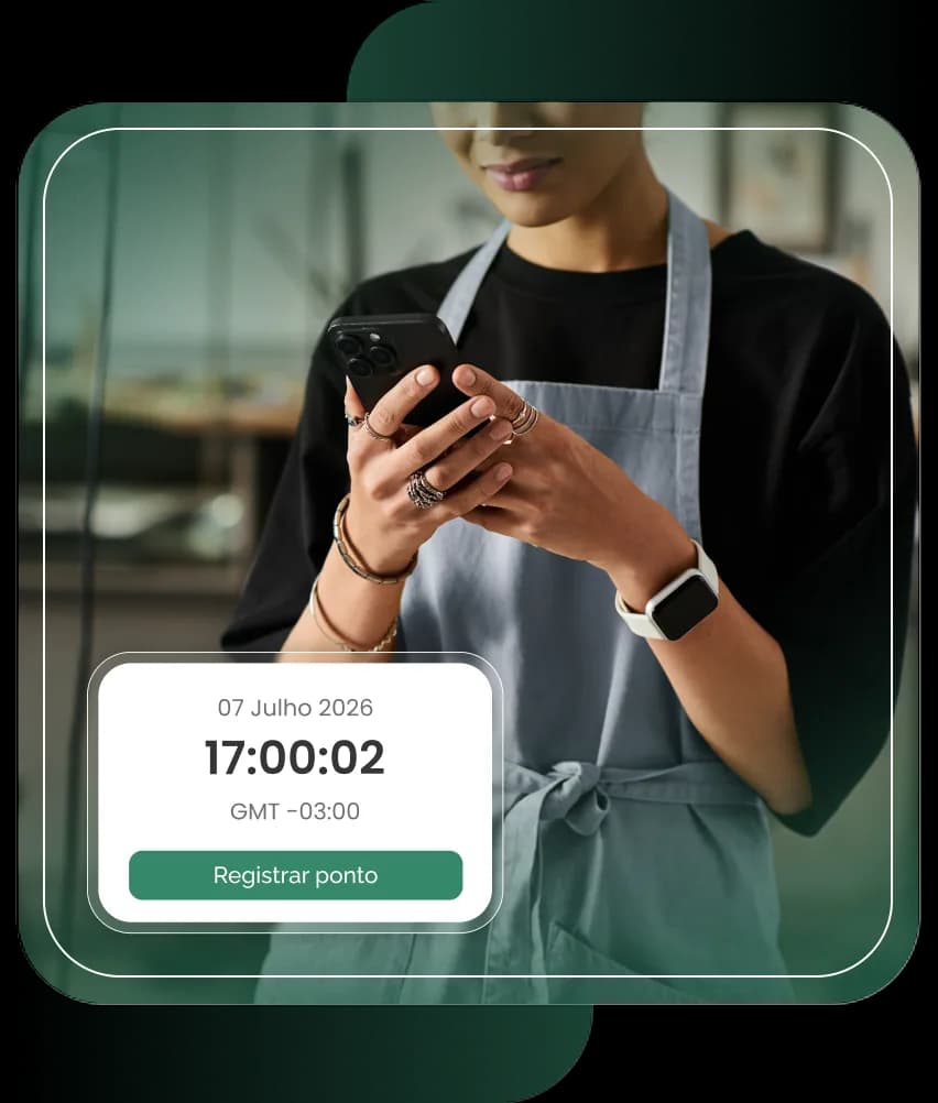Funcionária utilizando o sistema de ponto eletrônico