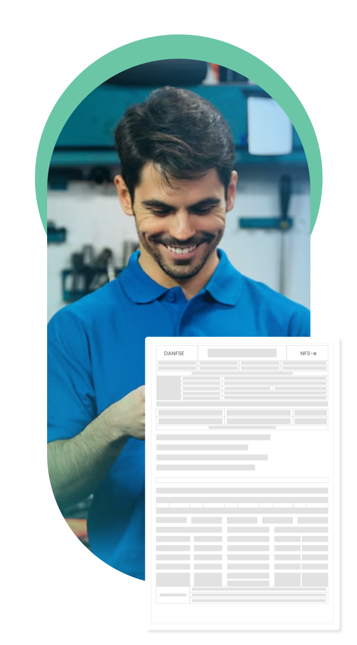 Homem segurando folhas de papel sorrindo
