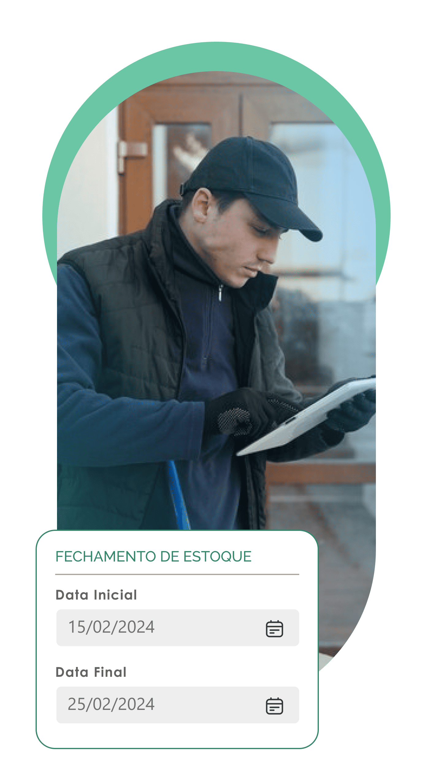 Homem realizando a gestão de estoque com o sistema EGS